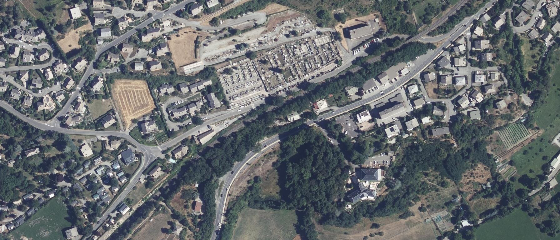 Vue aérienne de GRETA-CFA ALPES PROVENCE - Lycée Alpes et Durance - Métiers de la construction bois et de l'énergie.