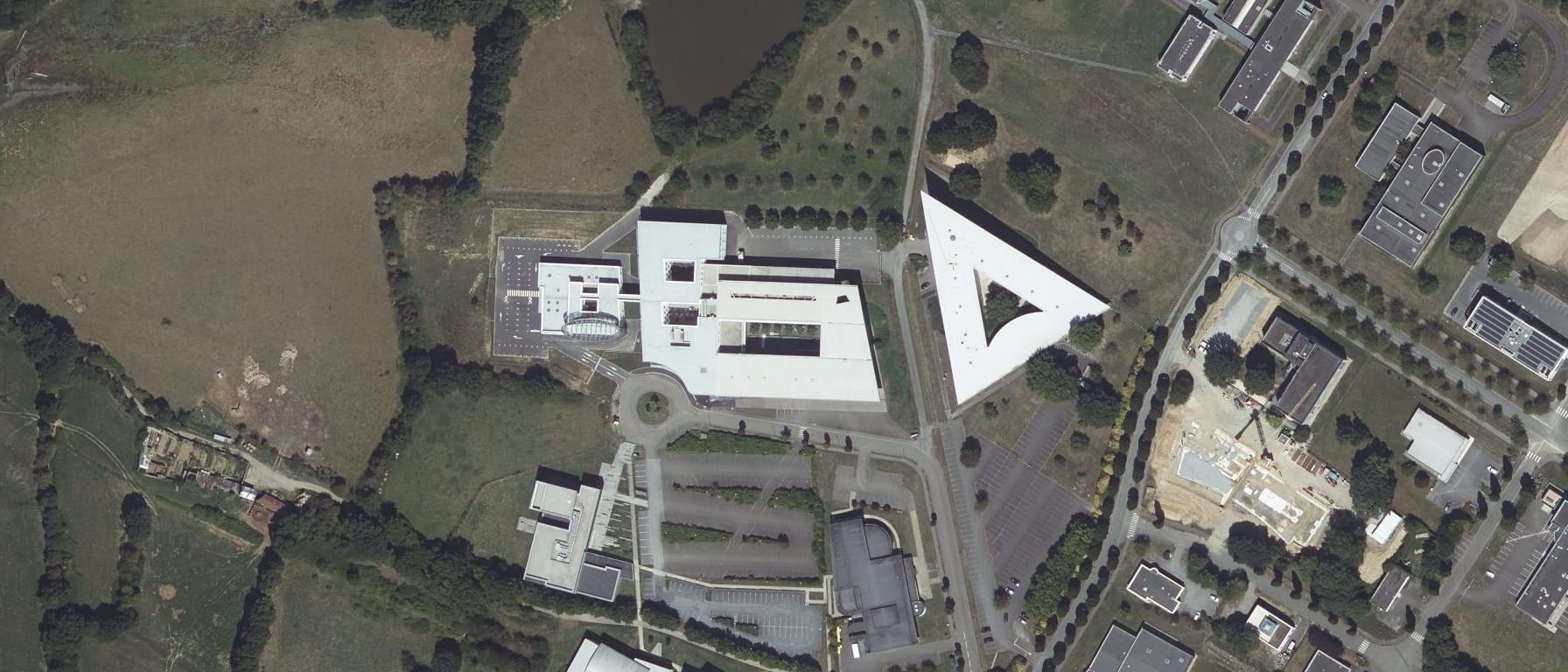 Vue aérienne de ESIEA - Laval - Diplôme ingénieur avec prépa intégrée Systèmes Numériques et Sécurité