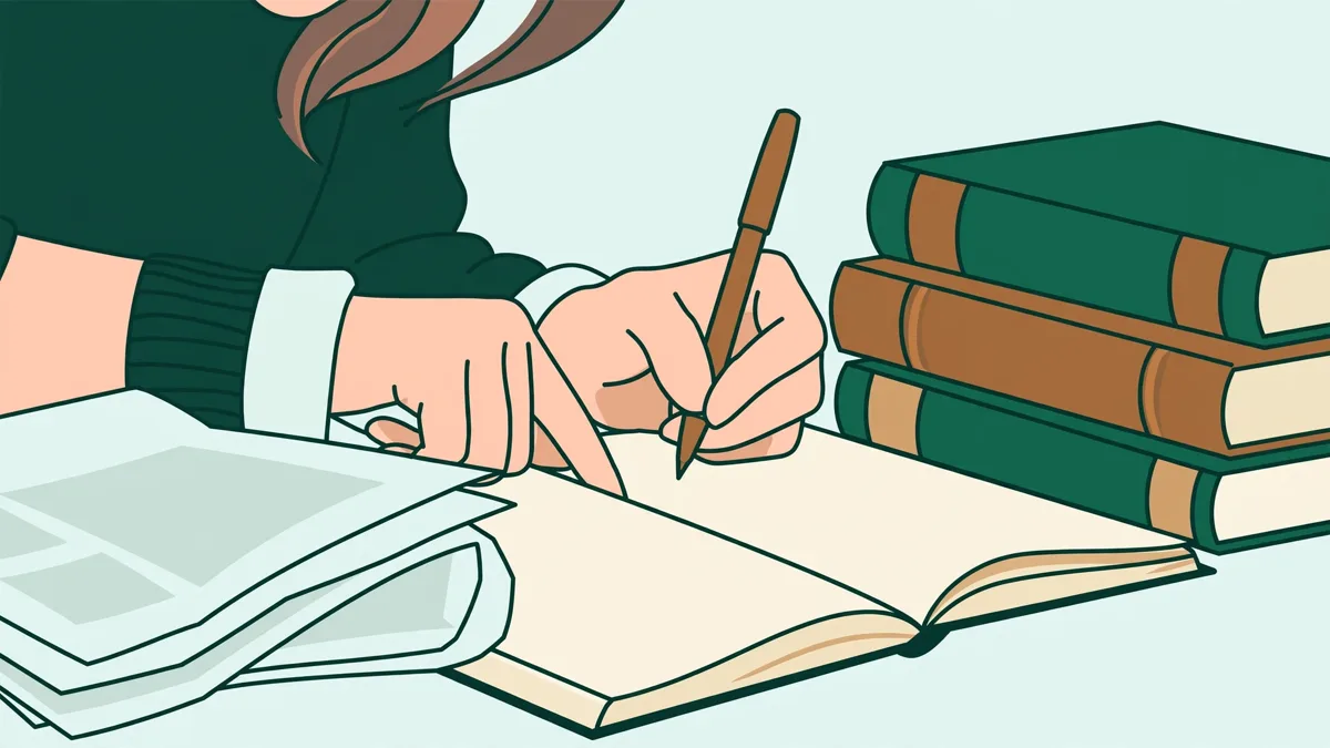 Étudiante en bibliothèque qui fiche un article de presse à côté de manuels d'histoire, carnet ouvert