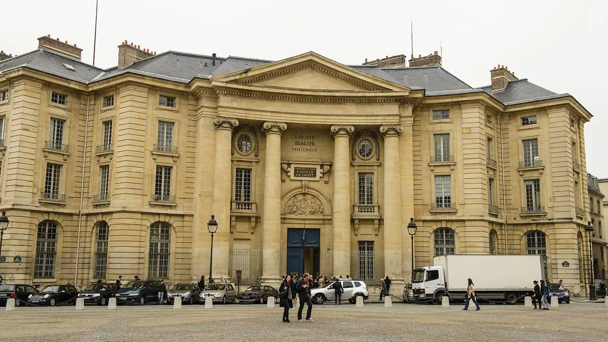 La façade de l'ancienne faculté de droit, place du Panthéon à Paris : un bâtiment de pierre blonde à colonnes et fronton, avec des étudiants sur la place pavée.