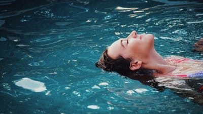 femme, amusement, la natation, piscine, loisirs, personne, des loisirs, relaxant, ondulations, l'été, nageur, vacances d'été, l'eau, mouiller, nature, fille, flottant, caucasien, eau bleue