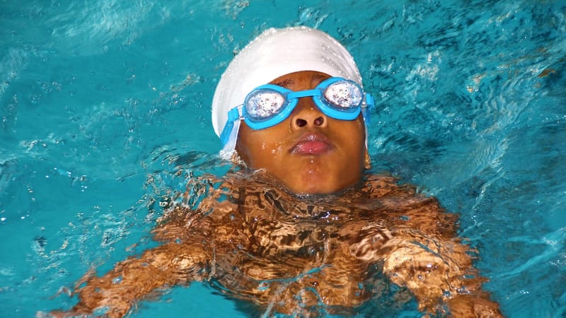 cours de natation, nature, bonnet de bain, lunettes de plongée, baignade, des sports, piscine, l'eau, jeune, amusement, actif, enfant, garçon, apprendre, leçons de natation