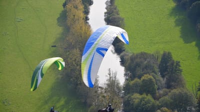 parapentes, parapentistes, pratique vol libre, para moteur, vent, air, activités sportives, clécy normandie, france, loisir