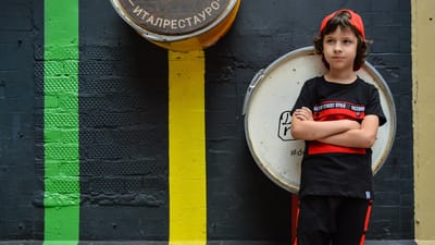 garçon, modèle, casquette, style sportif, la mode pour enfants, la publicité de vêtements pour enfants, mode, bébé
