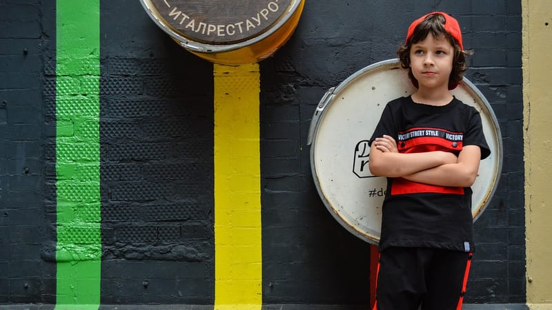 garçon, modèle, casquette, style sportif, la mode pour enfants, la publicité de vêtements pour enfants, mode, bébé