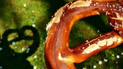 wiesnbreze, brise, bretzel, gigantesque, l'ombre, bretzel géant, appétissant, salé, produits de boulangerie, rouleau de lessive, spécialité, tradition, fête de la bière, croustillant, oktoberfest, bavarois