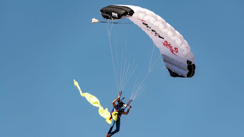 salon de l'aéronautique, parapente, parachute, avion