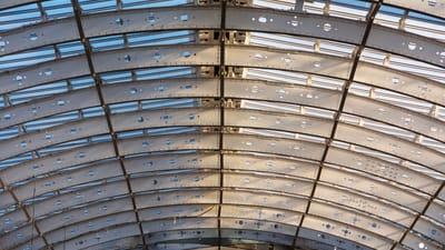 Détails architecturaux d'un plafond en arc en acier dans une gare à Londres.