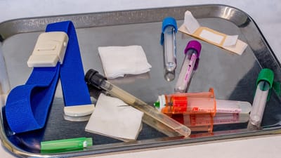 collecte de sang, matériel, tube de prélèvement sanguin, canule, porte-tube, stérile, tube de prélèvement sanguin sous vide, aiguille, tube de rangement, compress, inoxtablett, chaussée, laboratoire, médicament, santé, laboratoire, laboratoire, laboratoire, laboratoire, laboratoire