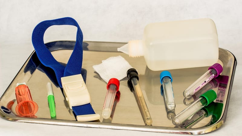 collecte de sang, matériel, tube de prélèvement sanguin, canule, porte-tube, stérile, tube de prélèvement sanguin sous vide, tube de rangement, compress, bouteille d'alcool, inoxtablett, laboratoire, médicament, santé, laboratoire, laboratoire, laboratoire, laboratoire, laboratoire