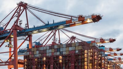 Un cargo chargé de conteneurs au dock commercial animé de Hambourg.