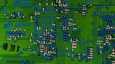 Vue détaillée d'un circuit imprimé mettant en évidence les composants électroniques.