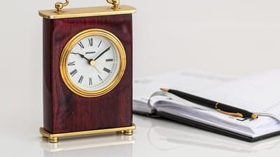 horloge de chariot, horlogerie, temps, minutes, les heures, vieillissement, quartz, secondes, vieillir, le temps qui passe, exact, de bonne heure, tard, chiffres romains, attendre, rendez-vous, mouvement d'horlogerie