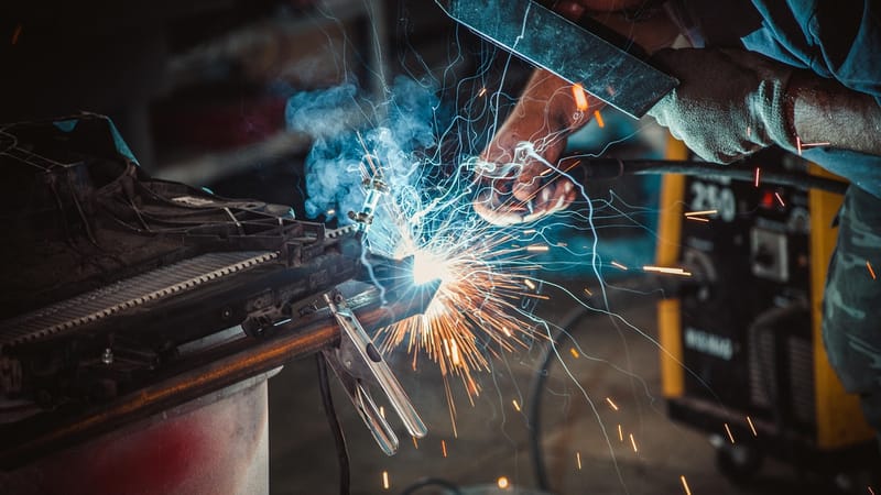 soudage, ferblantier, soudeur, production, usine, atelier, des étincelles, réparer, sst, réparation, se soucier, sécurité, travail, travailler, souder, homme, le journal, difficile, difficulté, main, closeup, soudage, ferblantier, soudeur, soudeur, soudeur, soudeur, soudeur, sst, sst, souder, souder