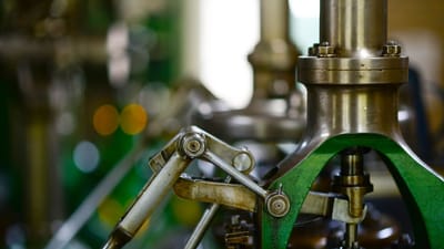 Vue détaillée des composants mécaniques dans un environnement industriel, mettant en valeur des engrenages et leviers en métal.