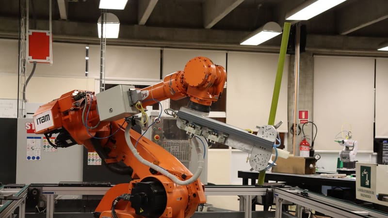 Bras robotique industriel dans un laboratoire de Ciudad de México, présentant la technologie d'automatisation.