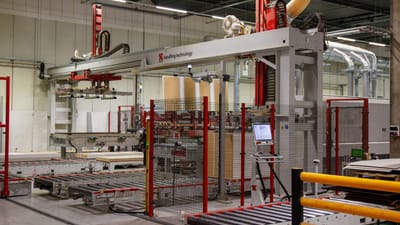 Machines industrielles avec bras robotisé dans une usine de fabrication moderne.