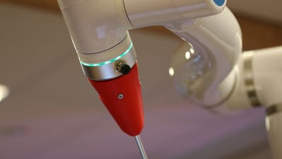 Vue détaillée d'un bras robotique industriel à la pointe de la technologie en action.