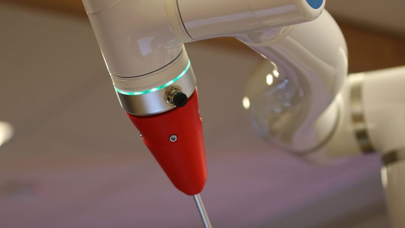 Vue détaillée d'un bras robotique industriel à la pointe de la technologie en action.