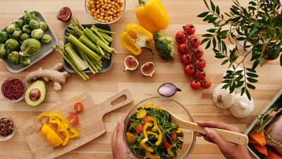 Vue de dessus de légumes frais et préparation de salade sur une table en bois, parfait pour des concepts d'alimentation saine.