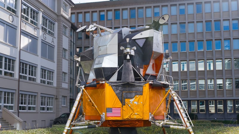 Une réplique du module lunaire Apollo est exposée au siège d'Omega à Bienne, en Suisse.