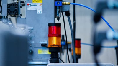 Vue détaillée d'une machine automatisée avec signaux d'avertissement dans un environnement industriel.
