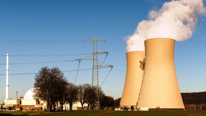 Une centrale nucléaire à Hameln, en Allemagne, présentant des tours de refroidissement et des pylônes électriques.