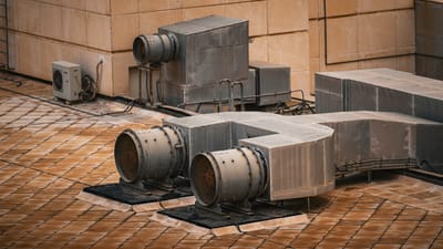 Un système CVC industriel installé sur le toit d'un immeuble moderne à Koweït City.
