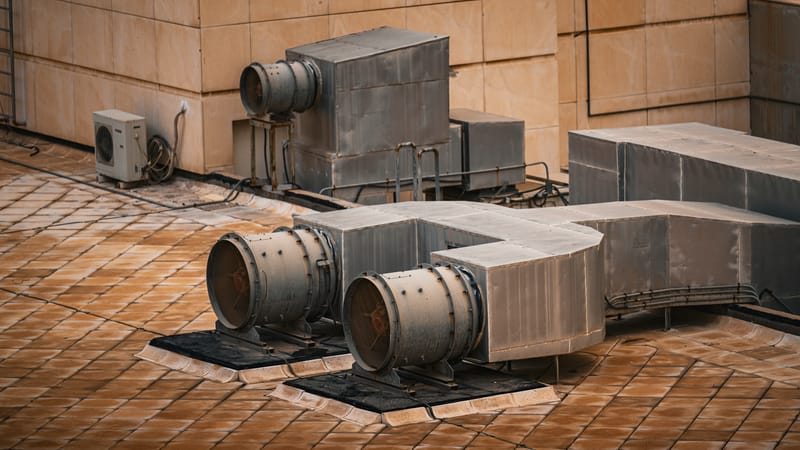 Un système CVC industriel installé sur le toit d'un immeuble moderne à Koweït City.
