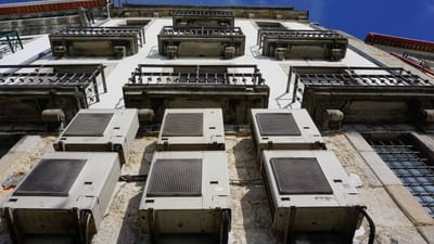 Une vue en hauteur d'une façade de bâtiment avec des climatiseurs et des balcons à Porto.