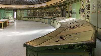 Salle de contrôle industrielle rétro avec des panneaux et des cadrans vintage dans une ancienne centrale électrique.
