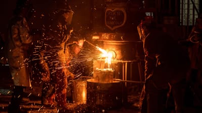 Des métallurgistes portant des équipements de protection manipulent du métal en fusion dans une fonderie de Milwaukee, dans le Wisconsin.
