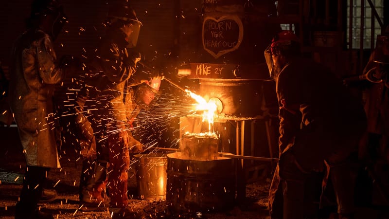Des métallurgistes portant des équipements de protection manipulent du métal en fusion dans une fonderie de Milwaukee, dans le Wisconsin.