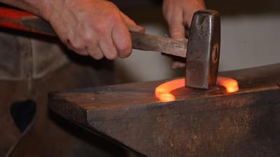 artisan, artisanat, fer à cheval, travail, enclume, forgeron, matériel, métal, acier, maréchal-ferrant, métier, marteau, fer, atelier, chaud, outil, vieux, battre, pince, sabot, former, frapper, forge, rouge