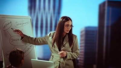 Femme d'affaires faisant une présentation dans un cadre de bureau moderne, Bagdad.