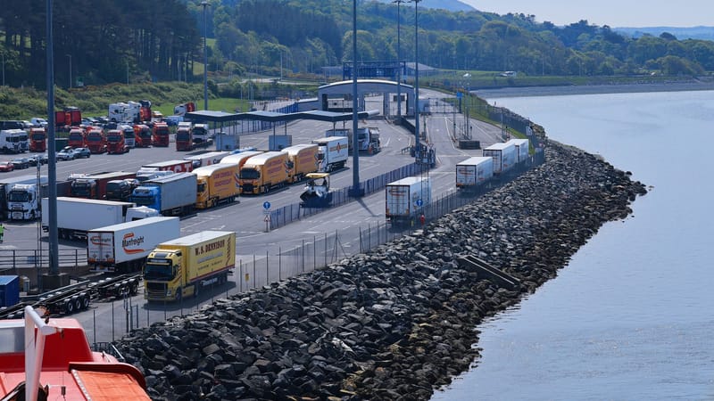 Vue aérienne de camions de marchandises au terminal portuaire de Cairnryan en Écosse.