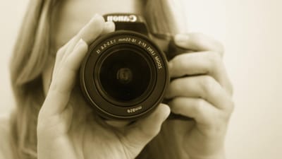 photographe, caméra, lentille, femme, fille, canon, appareil photo canon, femme photographe, dslr, appareil photo numérique, équipement de caméra, reflex, tournage, la photographie, prendre une photo, capturer, zoom, concentrer, sépia, photographe, photographe, photographe, photographe, photographe