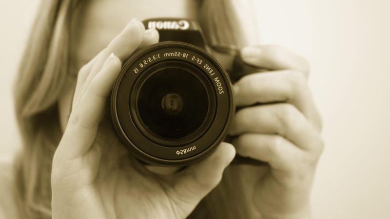 photographe, caméra, lentille, femme, fille, canon, appareil photo canon, femme photographe, dslr, appareil photo numérique, équipement de caméra, reflex, tournage, la photographie, prendre une photo, capturer, zoom, concentrer, sépia, photographe, photographe, photographe, photographe, photographe