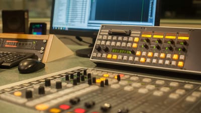 radio, console, studio, l'audio, du son, record, station de radio, la technologie, boutons, la musique, stéréo, mixer, enregistrement, manette, studio de musique, studio d'enregistrement, équipement, discours, mélanger, professionnel, brown radio