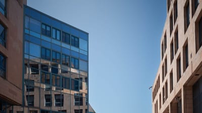 Immeubles de bureaux modernes se faisant écho à Toulon, en France, photographiés par temps clair.