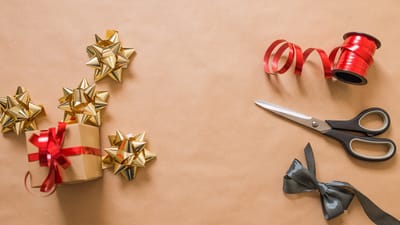 arts et métiers, arcs, rubans, cadeau, emballage cadeau, boîte de goft, matériel d'art, les ciseaux, papier d'emballage, fête, cadeau de noël, papier, cadeau, cadeau, cadeau, cadeau, cadeau