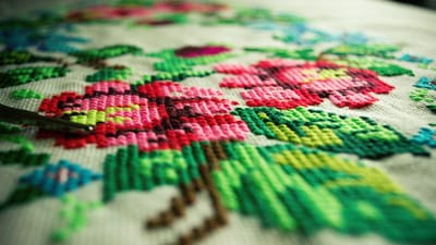 broderie, fleurs, fait main, lin, décoration, artisanat, arts et métiers, fond d'écran fleur, fils, flower background, nature, point de croix, belles fleurs, le point de croix