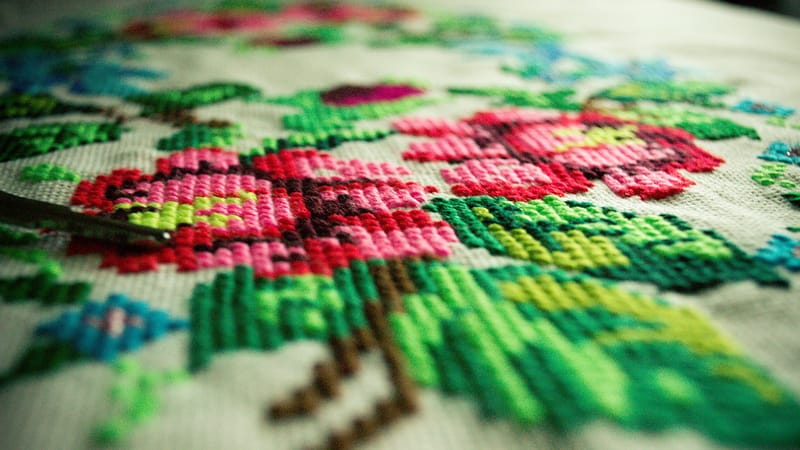 broderie, fleurs, fait main, lin, décoration, artisanat, arts et métiers, fond d'écran fleur, fils, flower background, nature, point de croix, belles fleurs, le point de croix