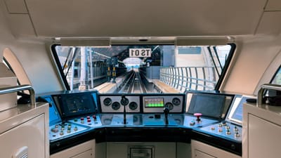 Vue de l'intérieur d'une cabine de contrôle de train surplombant la gare de Jakarta. Moderne et technique.