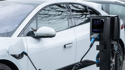 Gros plan sur un véhicule électrique en charge à une borne, illustrant une technologie écoénergétique.