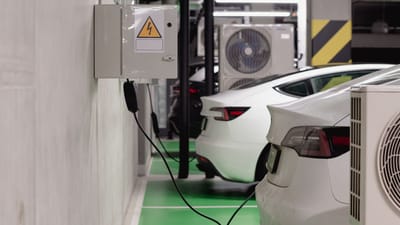 Véhicules électriques en charge à une station intérieure dans un garage souterrain moderne.
