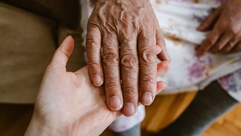 Gros plan sur des mains âgées et jeunes montrant soin et connexion en Türkiye.