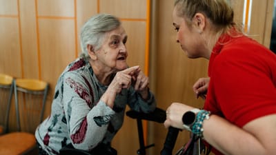 Femme âgée et assistante en conversation dans une pièce à Karviná, République tchèque.