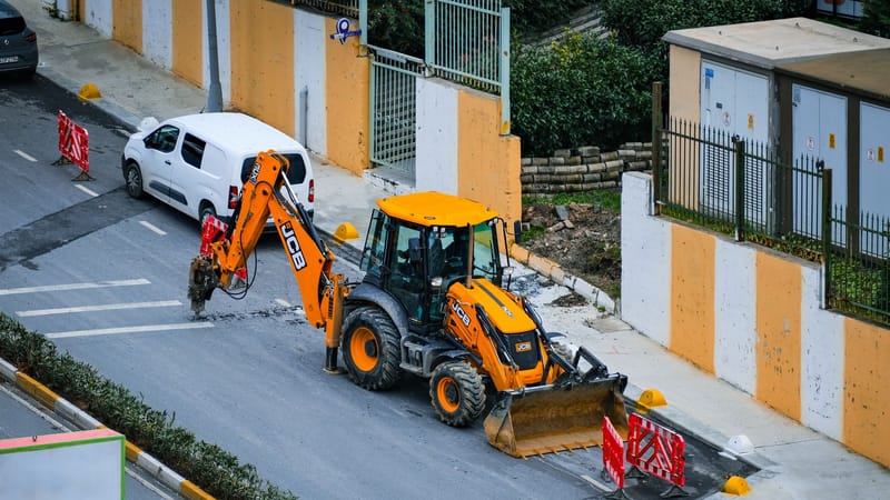 Une rue à Istanbul avec un excavateur en activité dans des travaux de construction routière.