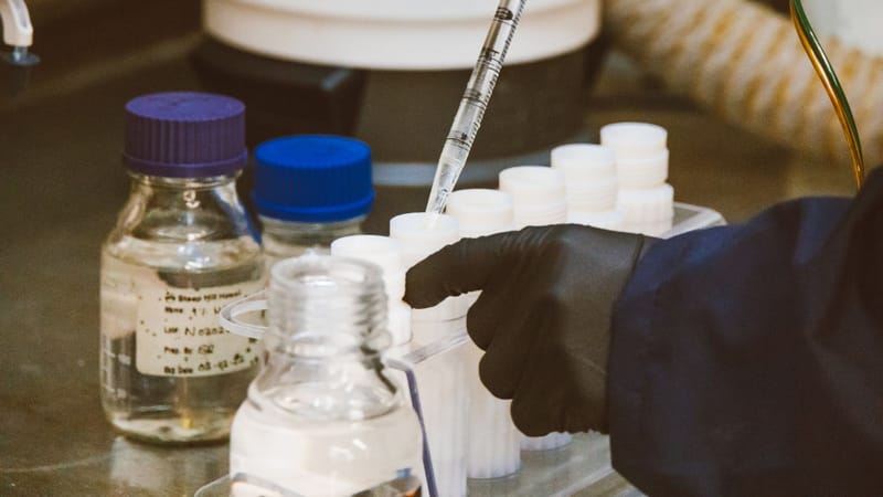 Vue détaillée du matériel de laboratoire et de la pipette en usage, améliorant la recherche scientifique.